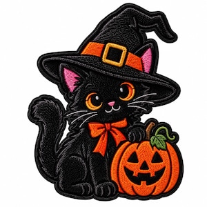 Puede incluir: Un parche bordado que muestra un gato negro con un sombrero de bruja negro, banda y hebilla naranja. El gato tiene ojos grandes de color naranja, orejas rosadas y un lazo naranja. Está sentado junto a una calabaza naranja con una hoja verde.