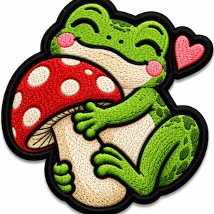 Può includere: Una toppa ricamata raffigurante una rana verde brillante con guance rosa che abbraccia un fungo rosso con macchie bianche. La rana ha gli occhi chiusi e un'espressione sorridente. Un piccolo cuore rosa è posizionato a destra della testa.