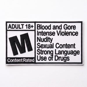 Puede incluir: Un parche rectangular bordado con un diseño en blanco y negro inspirado en una etiqueta de clasificación de contenido de videojuegos. Muestra el texto ADULT 18+, una letra M grande y las palabras Content Rated seguidas de Blood and Gore, Intense Violence, Nudity, Sexual Content, Strong Language y Use of Drugs.