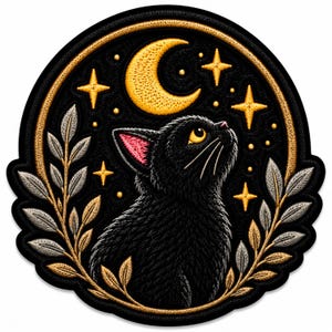 Può includere: Una toppa ricamata circolare raffigurante un gatto nero che guarda verso l'alto una luna crescente gialla e stelle a quattro punte. Il gatto è incorniciato da due rami simmetrici con foglie argentate e dorate su sfondo nero.