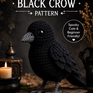 Könnte beinhalten: Eine schwarze Häkelkrähe mit einem strukturierten grauen Schnabel und dunklen Augen. Der Text CROCHET BLACK CROW PATTERN erscheint oben, und ein kreisförmiges Abzeichen rechts zeigt Spooky Cute & Beginner Friendly! mit einem kleinen weißen Herz.