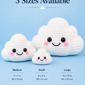 Op de afbeelding: Drie gehaakte, witte wolk-knuffels met zwarte ogen, geborduurde glimlachen en roze wangen. De tekst luidt: 3 Sizes Available. Medium: 28 x 18 cm, Small: 20 x 13 cm en Large: 41 x 25 cm.
