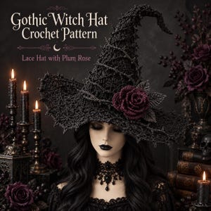 Op de afbeelding: Een zwarte gehaakte heksenhoed met een puntige kroon en een brede, getextureerde rand versierd met een donkerpruimkleurige roos en bladeren. De tekst luidt: Gothic Witch Hat Crochet Pattern, Lace Hat with Plum Rose.