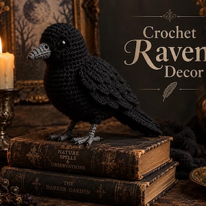Puede incluir: Un cuervo de ganchillo negro con pico y patas grises texturizadas, posado sobre dos libros antiguos apilados. El texto "Crochet Raven Decor" es visible en la esquina superior derecha, acompañado de un pequeño icono de pluma y velas.