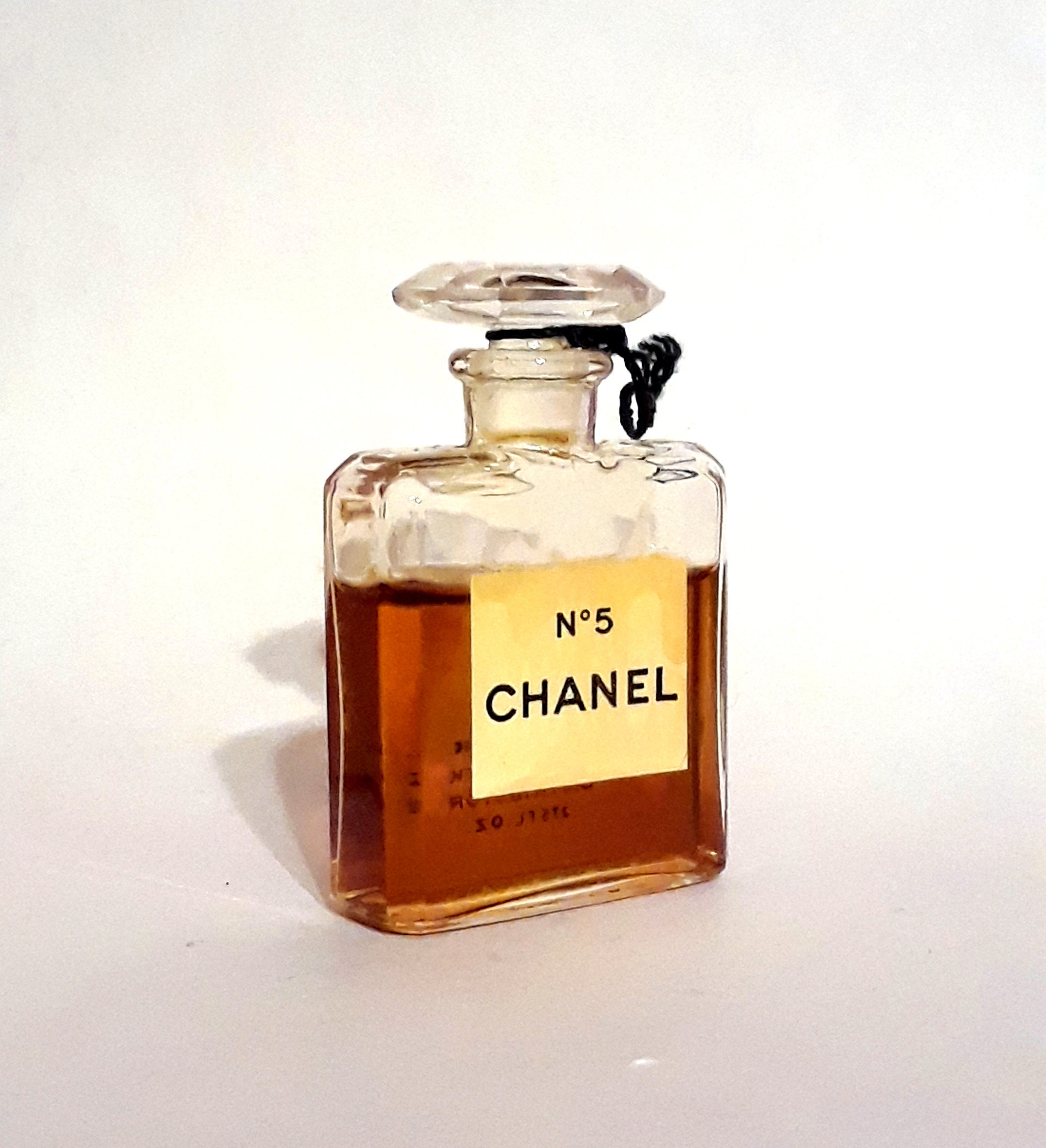 Chanel no 5 цены. Коко Шанель духи номер 5. Шанель 5 духи Винтаж. Флаконы для духов Шанель №5. Шанель 22 духи.