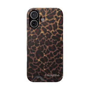 Op de afbeelding: Een rechthoekig smartphonehoesje met een donkerbruin en zwart luipaardpatroon met glinsterende gouden glitteraccenten. Het hoesje heeft een uitsparing voor een dubbele camera linksboven en de tekst EduSkillHub onderaan gedrukt.