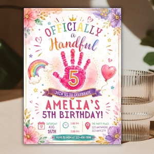 Könnte beinhalten: Eine Geburtstagseinladungskarte mit dem Text "OFFICIALLY A Handful" über einem rosa Handabdruck mit der Zahl 5. Das Design enthält einen Regenbogen, einen herzförmigen Luftballon und florale Akzente mit dem Text "AMELIA'S 5TH BIRTHDAY".