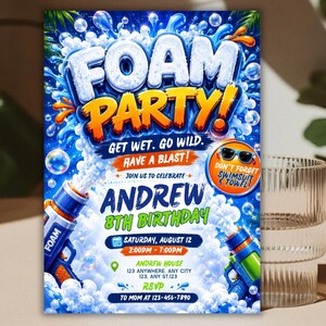 Op de afbeelding: Een schuimparty verjaardagsuitnodiging voor Andrew's 8e verjaardag op 12 augustus, met blauwe en witte schuimgraphics, twee schuimblasters en tekst waaronder 'Get wet. Go wild. Have a blast!' en 'Don't forget swimsuit & towel!' in een levendig ontwerp.