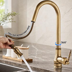 Può includere: Un rubinetto da cucina ad arco alto con finitura in ottone anticato, dotato di un tubo estraibile e di una bocca girevole a 360 gradi. Il rubinetto include una leva laterale singola con indicatori blu e rossi per la temperatura dell'acqua.