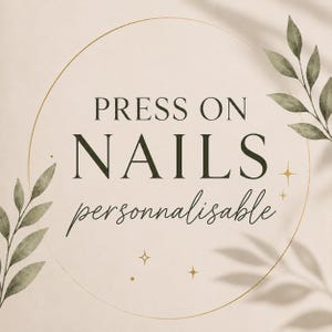 Peut inclure: Une affiche graphique beige avec un fin cercle doré et des illustrations de feuilles vertes sur les côtés. Le texte indique PRESS ON NAILS en lettres capitales vert foncé, suivi du mot personnalisable en écriture cursive vert foncé.