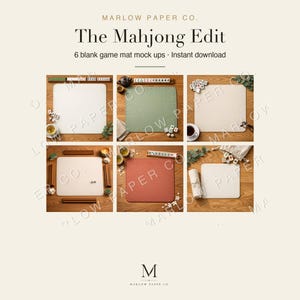以下が含まれることがあります： Marlow Paper Co.による「The Mahjong Edit」と題された6種類の空白のゲームマットモックアップ。画像には、木製の表面にグリッド状に配置されたクリーム色、セージグリーン、テラコッタ色の正方形のマットと、麻雀牌やアクセサリーが写っています。