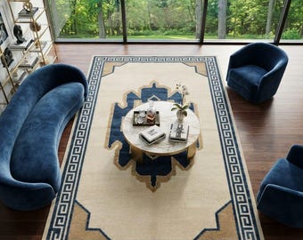 Handgemaakt getuft vloerkleed met geometrische blauwe rand en neoklassiek medaillonmotief.