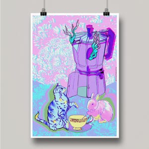 Puede incluir: Una vibrante lámina artística que muestra una cafetera moka morada con vapor, situada sobre un gato y un conejo sentados a una mesa con una taza de té amarilla. El fondo está lleno de un patrón floral rosa y azul en tonos psicodélicos.