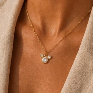Collier pendentif Mickey Mouse miniature plaqué or, serti de cristaux délicats, bijou minimaliste à offrir au quotidien.