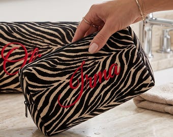 Pochette per il trucco con ricamo zebrato, trousse cosmetica personalizzata, beauty case da viaggio, regalo per addio al nubilato, regalo per damigella d'onore.