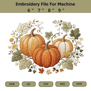 Könnte beinhalten: Eine Stickdatei für Maschinen mit drei Kürbissen in Orange- und Cremetönen, umgeben von grünen Blättern, kleinen Blumen und Eicheln. Der Text lautet Embroidery File For Machine 6" 7" 8" 9" mit den Dateiformaten EMB, JEF, DST, PES und HUS.