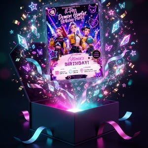 Op de afbeelding: Een rechthoekige uitnodigingskaart voor een K-Pop Demon Hunter verjaardagsfeest met drie gestileerde personages, neonroze en blauwe lichteffecten, zwevende kristallen en vlinders, die uit een open zwarte geschenkdoos tevoorschijn komen.