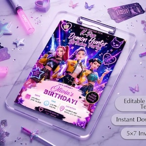 Op de afbeelding: Een K-Pop Demon Hunter verjaardagsfeest uitnodigingssjabloon op een klembord. Het ontwerp bevat drie geanimeerde personages, paarse en roze neonverlichting en tekst, waaronder 'Olivia's BIRTHDAY!' met datum, tijd en locatiegegevens.