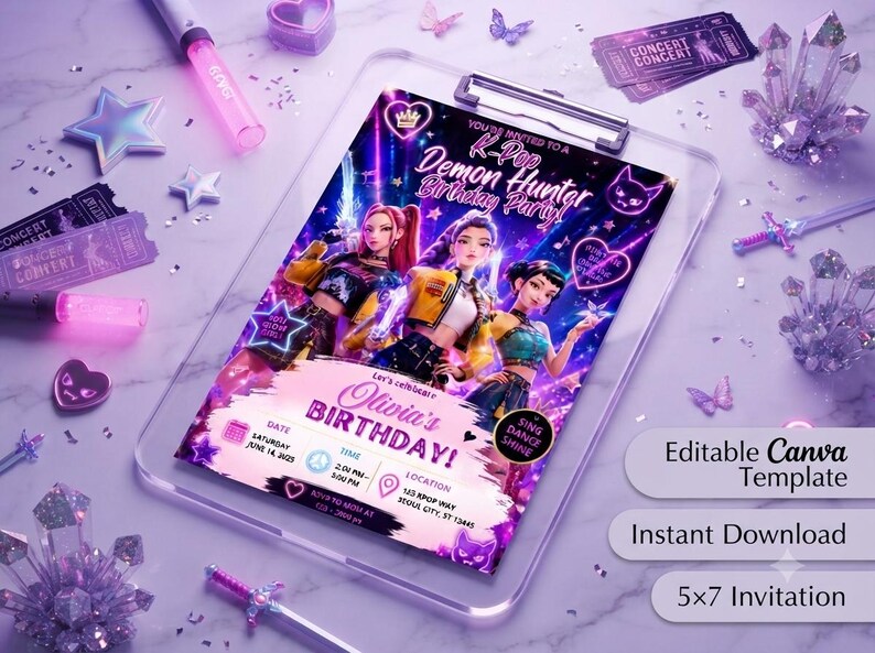 Op de afbeelding: Een K-Pop Demon Hunter verjaardagsfeest uitnodigingssjabloon op een klembord. Het ontwerp bevat drie geanimeerde personages, paarse en roze neonverlichting en tekst, waaronder 'Olivia's BIRTHDAY!' met datum, tijd en locatiegegevens.