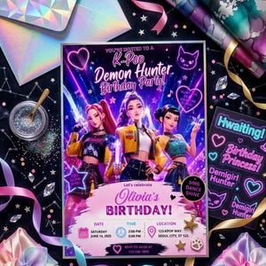 Op de afbeelding: Een rechthoekige verjaardagsuitnodiging met drie geanimeerde personages in kleurrijke outfits tegen een neonpaarse en blauwe achtergrond. De tekst luidt K-Pop Demon Hunter Birthday Party, Olivia's Birthday, 14 juni 2025, 14:00-17:00 uur en 123 KPOP Way, Seoul City, ST 123.