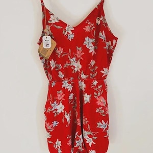 Röd blommig playsuit från Atelier Lovecat – Unik design, blommigt tryck, storlek S