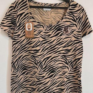 Zebramönstrad t-shirt från Atelier Lovecat – Broderad katt, bomull, storlek L – Green & Upcycling-kollektionen