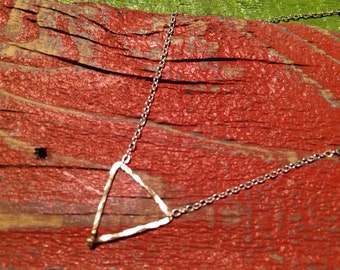 Collier Delta Sterling, delta en or martelé sur chaîne en argent sterling, triangle, collier fille sororité, collier minimaliste