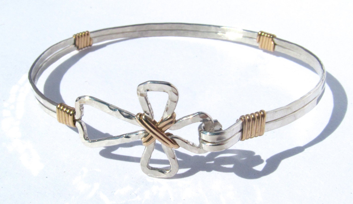 Kruisarmband in sterlingzilver gewikkeld in goud, argentium christelijk kruisarmband gehamerd, sterlingzilveren kruissieraden