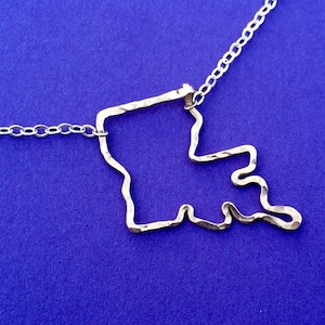 Louisiana förmige Zustand Halskette gehämmert in Golddraht, Louisiana Schmuck, Gold und Sterling Silber Louisiana Halskette