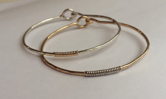スターリングシルバーのバングルブレスレット、ゴールドのアクセント 