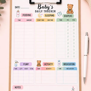 Puede incluir: Una hoja de seguimiento diario para bebés en un portapapeles marrón con clip metálico. El papel blanco incluye secciones para alimentación, sueño, pañales, extracción, actividad, medicación y notas, decorado con un osito y iconos pastel.