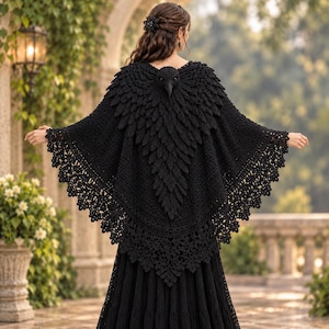 Puede incluir: Un chal de ganchillo negro con una cabeza de cuervo tridimensional en el centro del escote, con texturas superpuestas en forma de plumas que bajan por la espalda y un borde ancho de encaje intrincado en el dobladillo inferior.