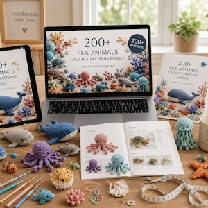 Op de afbeelding: Een digitaal pakket met meer dan 200 haakpatronen voor zeedieren op een laptop- en tabletscherm, vergezeld door diverse gehaakte zeedieren, garenbollen, haaknaalden, een meetlint en een instructieboekje.