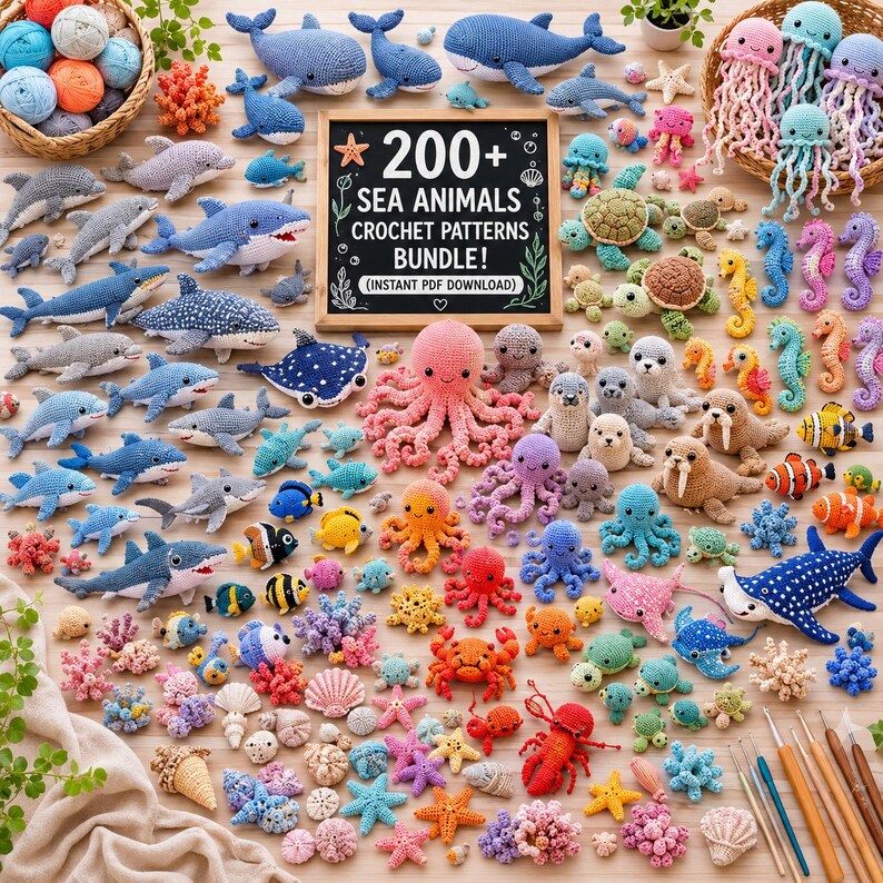 Op de afbeelding: Een verzameling van talloze gehaakte zeedieren, waaronder walvissen, haaien, octopussen, schildpadden en kwallen, gerangschikt rond een centraal bord met de tekst 200+ SEA ANIMALS CROCHET PATTERNS BUNDLE! (INSTANT PDF DOWNLOAD) met haaknaalden.