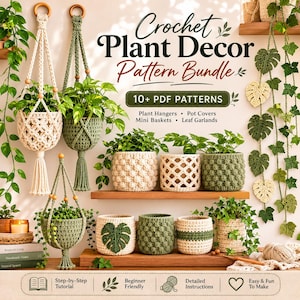 Puede incluir: Un paquete de patrones de decoración vegetal a ganchillo con más de 10 PDF para colgadores de plantas, cubremacetas, mini cestas y guirnaldas de hojas. La imagen muestra varios soportes y macetas de ganchillo en crema y verde salvia.