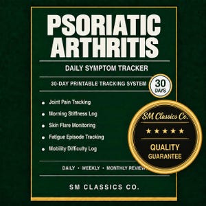 Peut inclure: Un suivi quotidien des symptômes de l'arthrite psoriasique sur fond vert foncé. Le texte blanc liste le suivi des douleurs articulaires, raideurs matinales, poussées cutanées, fatigue et mobilité. Un sceau doré indique SM Classics Co. quality guarantee.