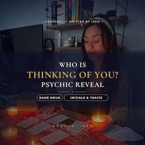 Può includere: Un annuncio per un servizio di chiaroveggenza con il testo WHO IS THINKING OF YOU? PSYCHIC REVEAL, SAME HOUR, INITIALS & TRAITS, PERSONALLY WRITTEN BY IREM e MEDIUM IREM. L'immagine mostra carte dei tarocchi sparse su un tavolo con candele accese.