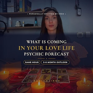 Op de afbeelding: Een helderziende dienst met tarotkaarten op een gedessineerd kleed en brandende kaarsen. De tekst luidt: PERSONALLY WRITTEN BY IREM, WHAT IS COMING IN YOUR LOVE LIFE PSYCHIC FORECAST, SAME HOUR, 3-6 MONTH OUTLOOK, MEDIUM IREM.
