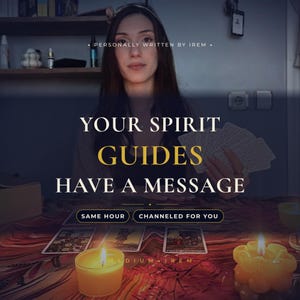 Könnte beinhalten: Eine Person hält ein Tarotkartendeck hinter einem Tisch mit drei ausgelegten Karten und zwei brennenden Kerzen. Der Text lautet: PERSONALLY WRITTEN BY IREM, YOUR SPIRIT GUIDES HAVE A MESSAGE, SAME HOUR, CHANNELED FOR YOU, MEDIUM IREM.