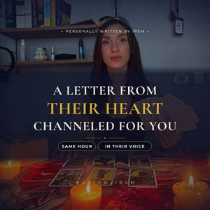 Könnte beinhalten: Ein Tarotkarten-Lesedienst mit dem Text A LETTER FROM THEIR HEART CHANNELED FOR YOU, SAME HOUR, IN THEIR VOICE, PERSONALLY WRITTEN BY IREM und MEDIUM IREM. Das Bild zeigt Tarotkarten auf einem gemusterten Tuch mit brennenden Kerzen.