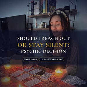 Puede incluir: Una sesión de lectura psíquica con cartas de tarot extendidas sobre una superficie estampada y velas amarillas encendidas. El texto dice: SHOULD I REACH OUT OR STAY SILENT? PSYCHIC DECISION, SAME HOUR, A CLEAR DECISION, PERSONALLY WRITTEN BY IREM.