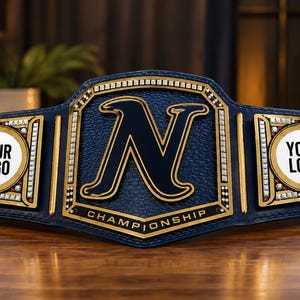 Könnte beinhalten: Ein dunkelblauer Meisterschaftsgürtel mit einer zentralen goldenen Platte, die einen großen Buchstaben N und darunter das Wort CHAMPIONSHIP zeigt. Zwei Seitenplatten zeigen den Text YOUR LOGO in weißen Kreisen mit goldenen Rahmen.