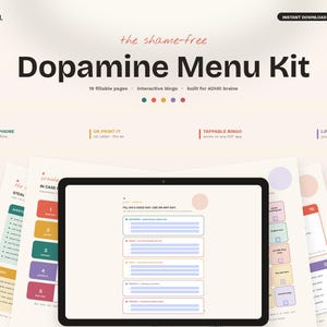 Peut inclure: Un kit numérique Dopamine Menu comprenant 19 pages remplissables, un bingo interactif et des outils de planification pour TDAH. L'écran affiche un modèle de menu sur tablette, entouré de pages imprimées avec des sections colorées et du texte.