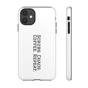 Op de afbeelding: Een witte smartphonehoes met een zwarte cameramodule en de verticale zwarte tekst SCRUBS. CHAOS. COFFEE. REPEAT. De hoes wordt getoond vanaf de achterkant en de zijkant, met de uitsparingen voor de cameralenzen en de knoppen aan de zijkant.