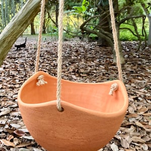 粘土製吊り下げプランター #14。吊り下げ植物用のテラコッタ製植木鉢。手作りのスタジオ陶器。