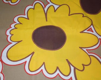 Vintage Bold Graphic Yellow Daisy Broadcloth Fabric Flower Power