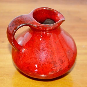 Vacker vintage keramikvas från 1970-talet, röd, retro, 50-talsstil, shabby chic, lantlig stil, sjuttiotalet