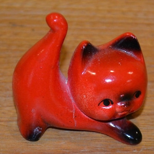 Liten vintage kattfigur i keramik, röd, 70-tals retro, 50-talsstil, shabby chic, lantlig stil