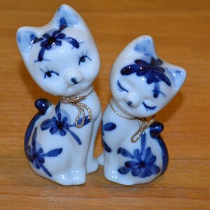 Små vintage kattfigurer i keramik, vit/blå, 70-tals retro, 50-talsstil, shabby chic, lantlig inredning