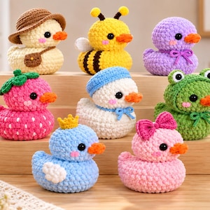 Pode incluir: Uma coleção de oito pequenas figuras de patos feitas em crochê. Cada pato apresenta um acessório único, incluindo um chapéu castanho, um traje de abelha, um chapéu de morango, uma touca azul, um capuz de sapo, uma coroa e um laço rosa.